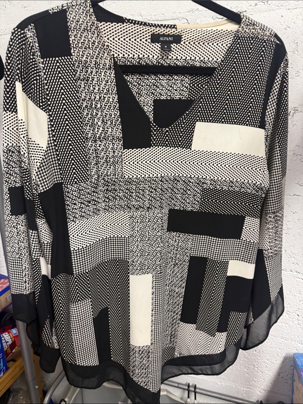 Alfani Black & White Geometric V-Neck Blouse MEDIUM
Like New